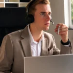 Ansprechpartner von digiwoX Immo mit Headset am Telefon